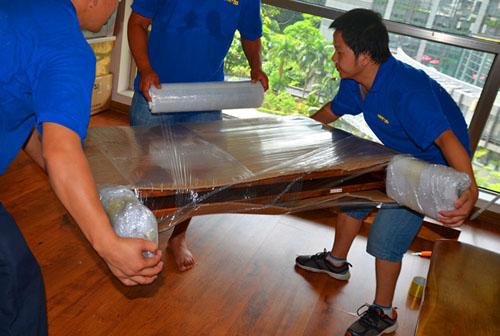 廣州搬家公司案例-工人師傅打包搬運(yùn)木質(zhì)物品，家庭搬家、公司搬家、工作室搬家